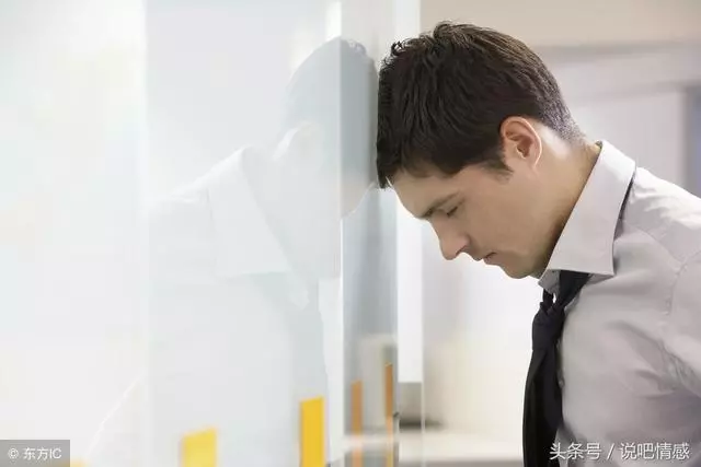 離婚不到一年我再婚,婚禮上看到前妻的身影,我狠抽自己耳光!