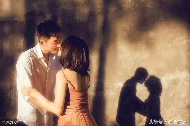 媽媽生病准婆婆來探望並送6萬,她說11個字,我把銀行卡甩她臉上