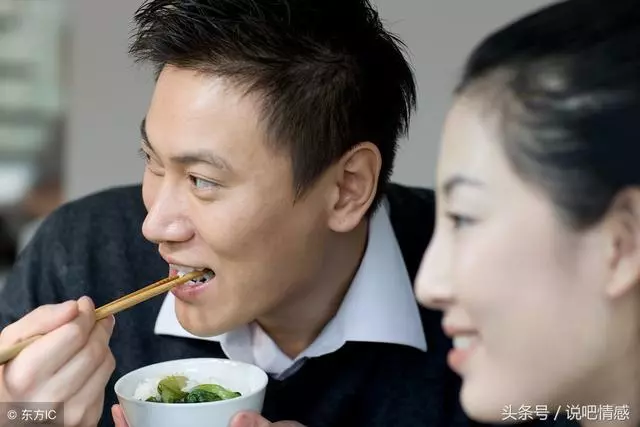 媽媽生病准婆婆來探望並送6萬,她說11個字,我把銀行卡甩她臉上