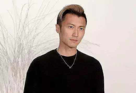 謝霆鋒化身商業大佬,與雷軍肩並肩熱聊,年紀相差10歲卻像父子倆
