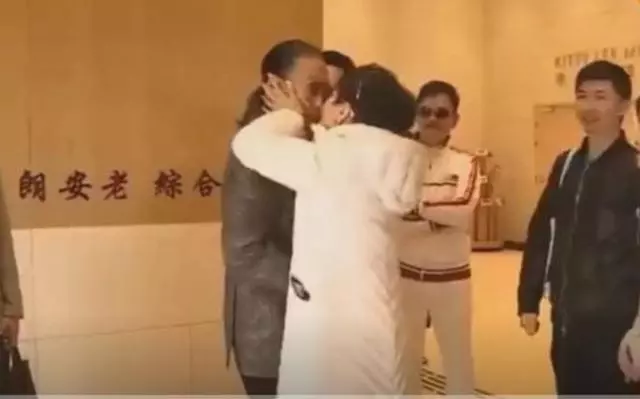狄波拉與謝賢聚餐熱聊仍像夫妻,現任老公像個「受氣包」還幫買單!