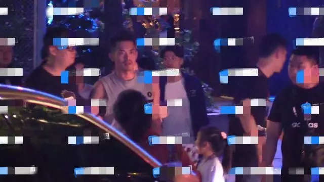 林丹KTV聚餐飲酒微醺,眼神緊盯身邊美女,要知道婚姻不易「且行且珍惜」呢!