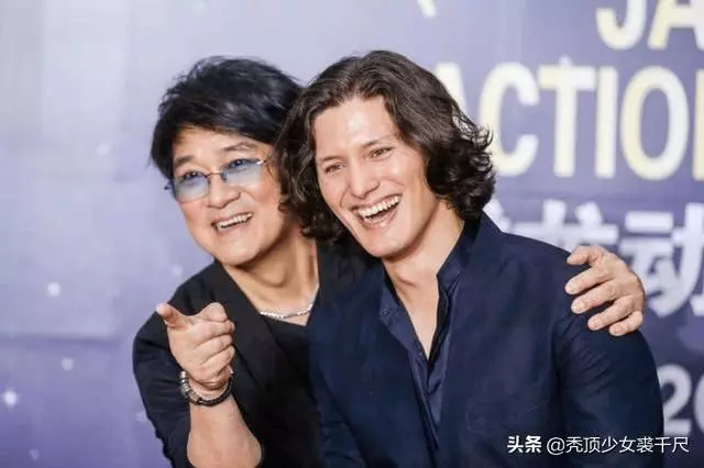 周華健29歲混血兒子近照曝光,高鼻樑大眼睛下巴像極了爸爸!