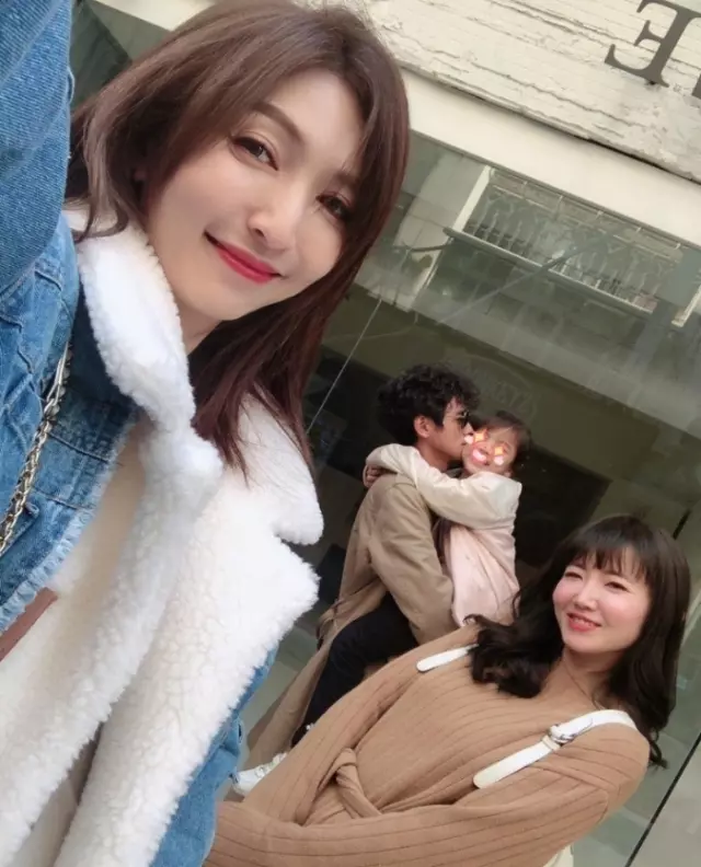 【有了美妻還不知足?!】阿翔偷情老婆閨蜜「摟住謝忻當街激吻」照片和細節全曝光!