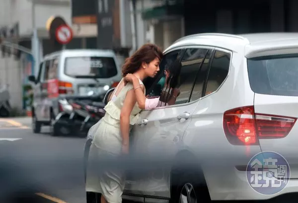 【有了美妻還不知足?!】阿翔偷情老婆閨蜜「摟住謝忻當街激吻」照片和細節全曝光!