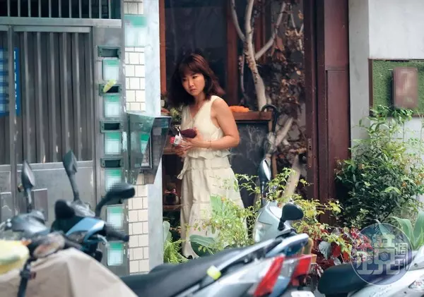 【有了美妻還不知足?!】阿翔偷情老婆閨蜜「摟住謝忻當街激吻」照片和細節全曝光!