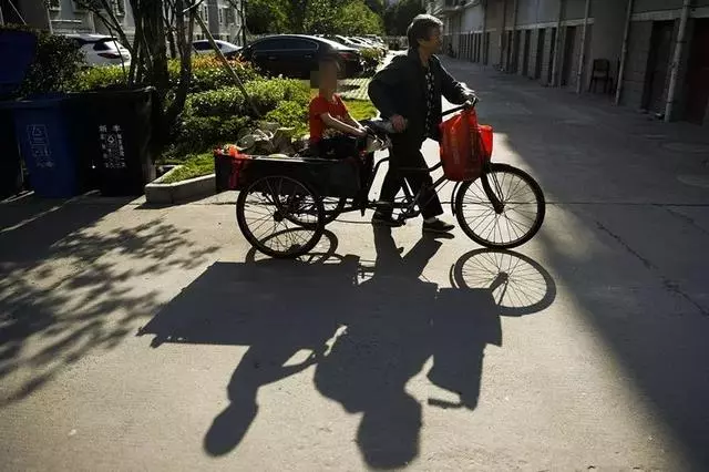 「我沒有爸爸,也沒有媽媽」,4歲男孩跟著72歲外婆拾荒,背後故事很心酸