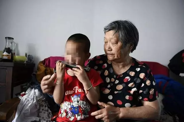「我沒有爸爸,也沒有媽媽」,4歲男孩跟著72歲外婆拾荒,背後故事很心酸