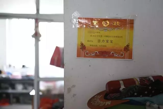 「我沒有爸爸,也沒有媽媽」,4歲男孩跟著72歲外婆拾荒,背後故事很心酸