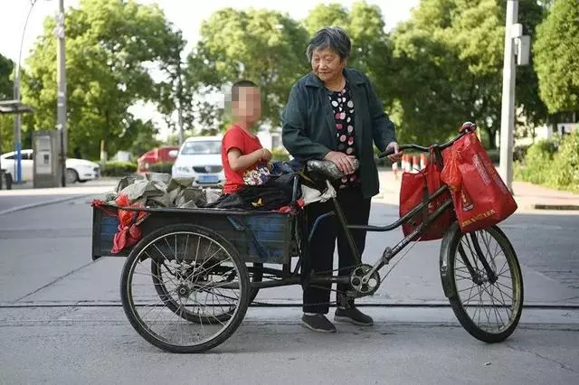 「我沒有爸爸,也沒有媽媽」,4歲男孩跟著72歲外婆拾荒,背後故事很心酸