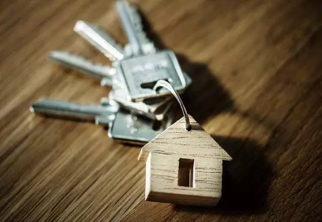 「大伯你當年就借給我家一萬,三居室的房還不夠還?」