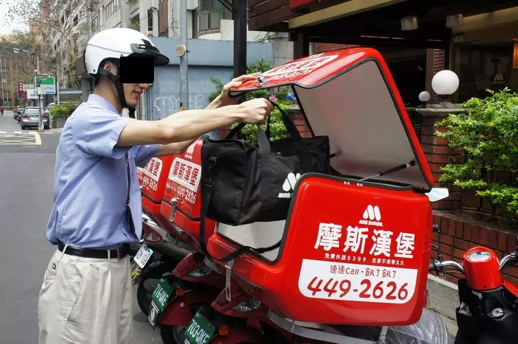 他訂購摩斯漢堡順便要求店員在袋子上畫傑尼龜...取貨後覺得店員太有才!