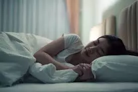 研究:女性開燈睡覺 體重增風險升高