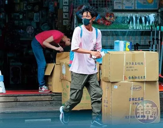 偷情遭活逮 阿翔謝忻路邊激吻2分鐘
