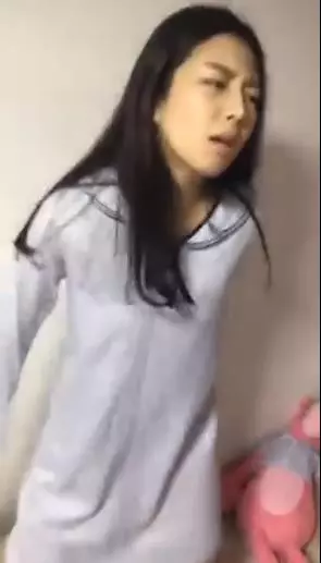 嘴巴說不要,但音樂一下馬上大跳「抖腿舞」泰國正妹親自示範在泰國酒吧大家都是這樣跳的啦~網友看了全都笑到噴淚