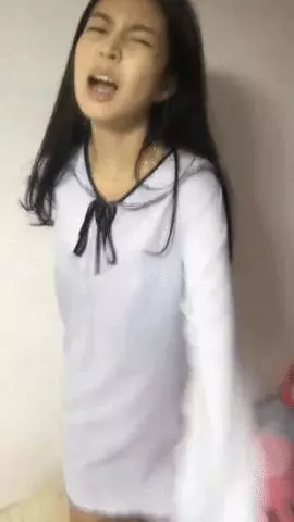 嘴巴說不要,但音樂一下馬上大跳「抖腿舞」泰國正妹親自示範在泰國酒吧大家都是這樣跳的啦~網友看了全都笑到噴淚
