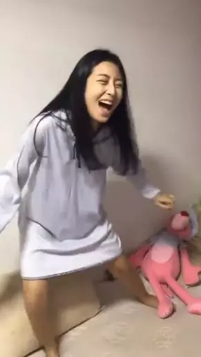 嘴巴說不要,但音樂一下馬上大跳「抖腿舞」泰國正妹親自示範在泰國酒吧大家都是這樣跳的啦~網友看了全都笑到噴淚