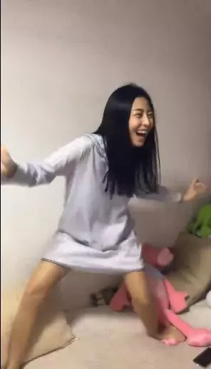 嘴巴說不要,但音樂一下馬上大跳「抖腿舞」泰國正妹親自示範在泰國酒吧大家都是這樣跳的啦~網友看了全都笑到噴淚