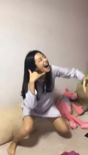 嘴巴說不要,但音樂一下馬上大跳「抖腿舞」泰國正妹親自示範在泰國酒吧大家都是這樣跳的啦~網友看了全都笑到噴淚