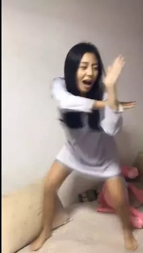 嘴巴說不要,但音樂一下馬上大跳「抖腿舞」泰國正妹親自示範在泰國酒吧大家都是這樣跳的啦~網友看了全都笑到噴淚