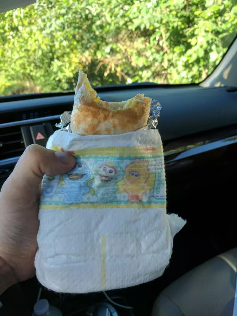 15個證明「人類每天都在突破極限」的超天才老爸 尿布拿來吃飯超好用!