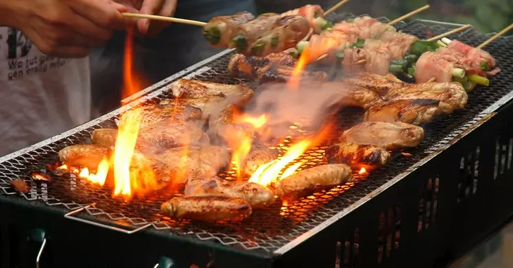 好餓!上課老是聞到遠處飄來的「烤肉味」...同學「一句話」卻讓她毛到不行