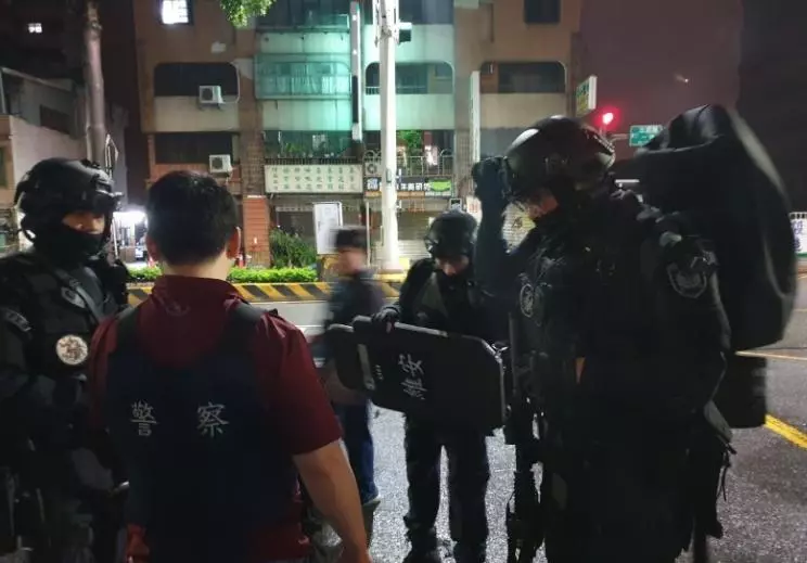 台灣桃園挾持人質案 槍手僵持近4小時 釋放9人質