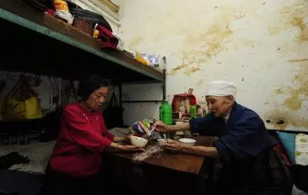 老伴去世,兒女不聞不問,老闆爽快拿出10萬,看清臉後老人愣住了