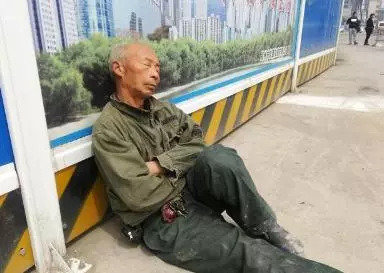 老伴去世,兒女不聞不問,老闆爽快拿出10萬,看清臉後老人愣住了