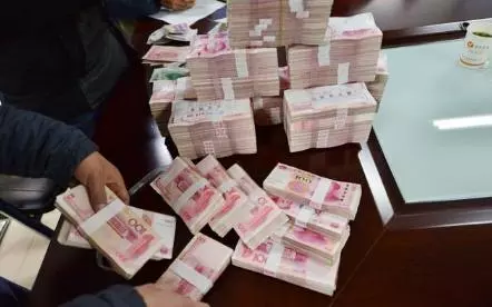 老伴去世,兒女不聞不問,老闆爽快拿出10萬,看清臉後老人愣住了