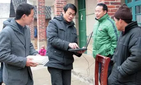 老人病重,老大老三搶家產,房樑上傳來狗叫,老二爬上去愣住了