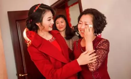 女兒家狗半夜回來一直叫,老人覺得不對勁,趕到女兒家後愣住了