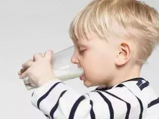 孩子錯過這2個黃金睡眠時間段,就等於錯過了黃金「增高期」!附兒童科學睡眠時間表,家長貼兒童床前提醒