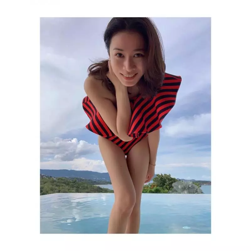 不科學!44歲余詩曼PO「一件頭泳裝」網友贊爆!比22年前選港姐時更美!