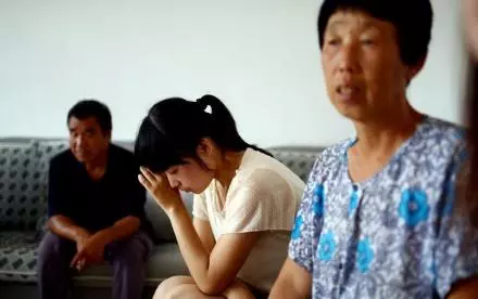女孩高考後被騙九千,村長送來一萬,畢業後不見村長人影女孩傻了