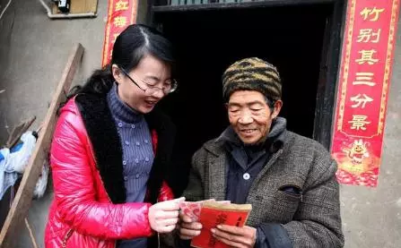 女孩高考後被騙九千,村長送來一萬,畢業後不見村長人影女孩傻了