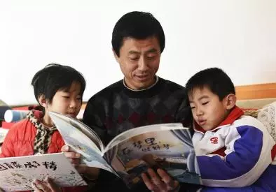 夫婦撿到嬰兒,18年後女孩送去紙條,夫婦看到上面8個字愣住了
