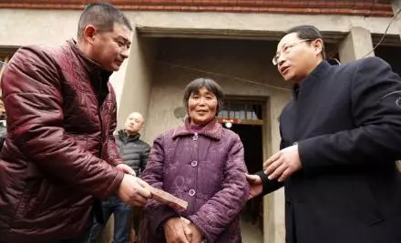 夫婦撿到嬰兒,18年後女孩送去紙條,夫婦看到上面8個字愣住了