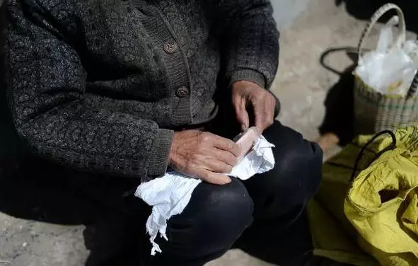 我和32歲的剩女相親,她從老人那裡買一把青菜,我就決定娶她