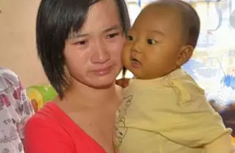 保姆帶孩子從沒尿濕過褲子,媽媽起疑打開家裡監控含淚叫來了警察