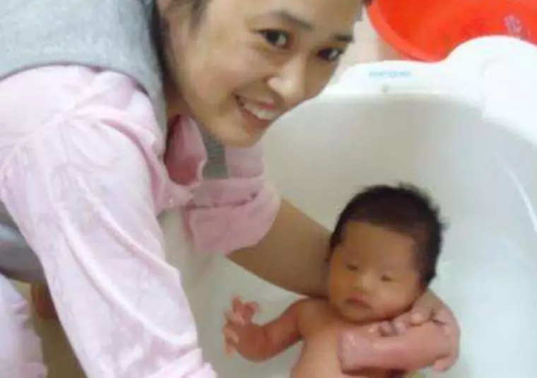 保姆帶孩子從沒尿濕過褲子,媽媽起疑打開家裡監控含淚叫來了警察