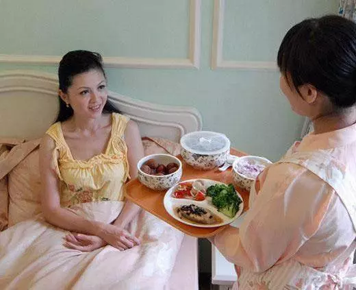 二胎又生女兒,坐月子自己做飯,小姑子送一箱雞蛋,我砸了婆家