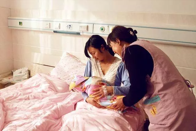 二胎又生女兒,坐月子自己做飯,小姑子送一箱雞蛋,我砸了婆家