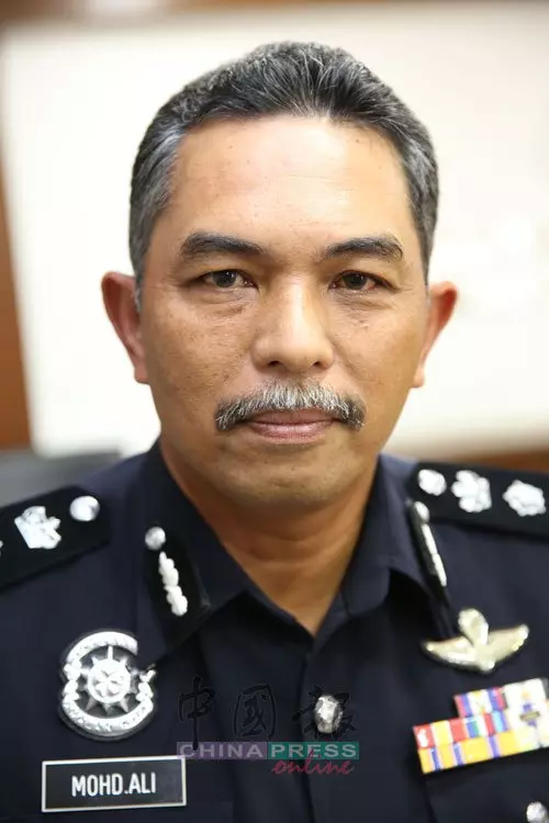 男子拒捕還企圖搶警槍 英勇華裔大叔拔刀相助