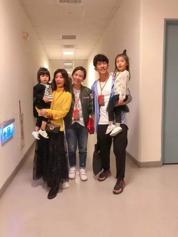 賈靜雯罕見與前夫同框,一襲藍裙依舊少女,小2歲前夫頭髮已花白!