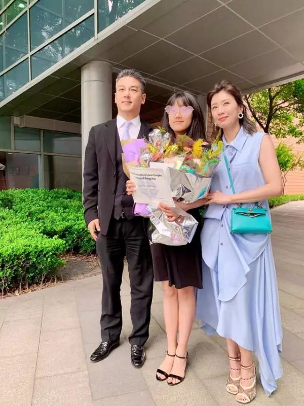 賈靜雯罕見與前夫同框,一襲藍裙依舊少女,小2歲前夫頭髮已花白!