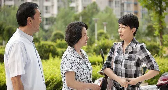 繼母送5萬,身上有味道,吃飯時女兒踢我兩下,低頭一看我愣了