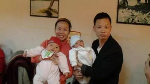 我生雙胞胎兒子,婆婆嫌棄嘲諷,只送兩百塊,滿月酒我反轉了