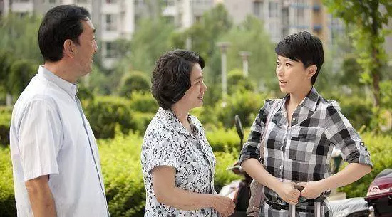 去城裡給兒媳帶孩子,她不給生活費,偷聽打電話,我慚愧拿出5萬