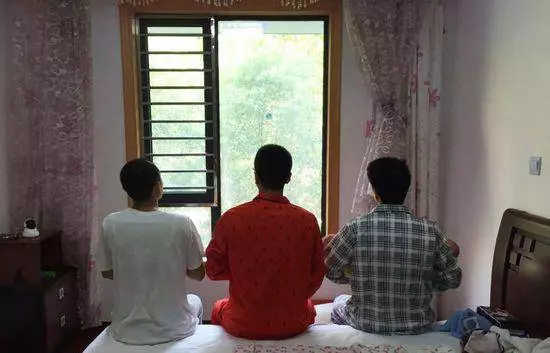 去城裡給兒媳帶孩子,她不給生活費,偷聽打電話,我慚愧拿出5萬